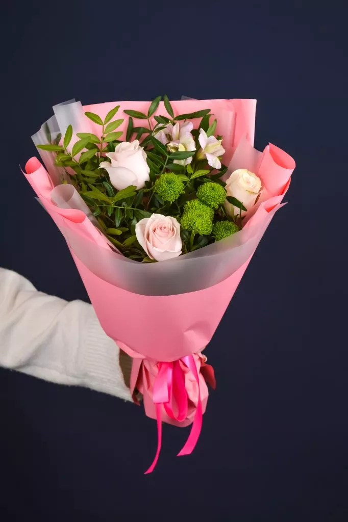 Букет с розами, альстромерией и хризантемой в розовых оттенках