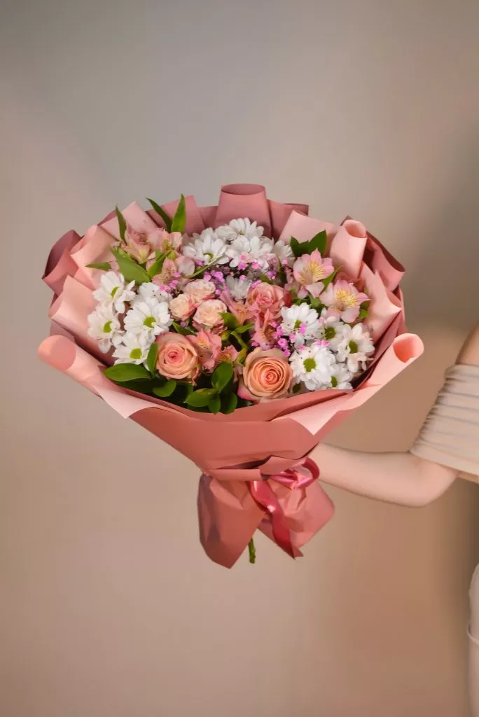 Букет с розой эквадор, кустовой розой, альстромериями, хризантемой кустовой и гипсофилой