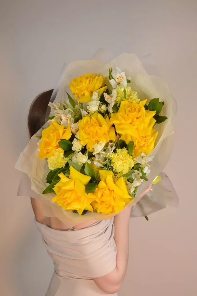 Букет с французской розой, альстромериями, кустовой розой, гвоздикой и рускусом