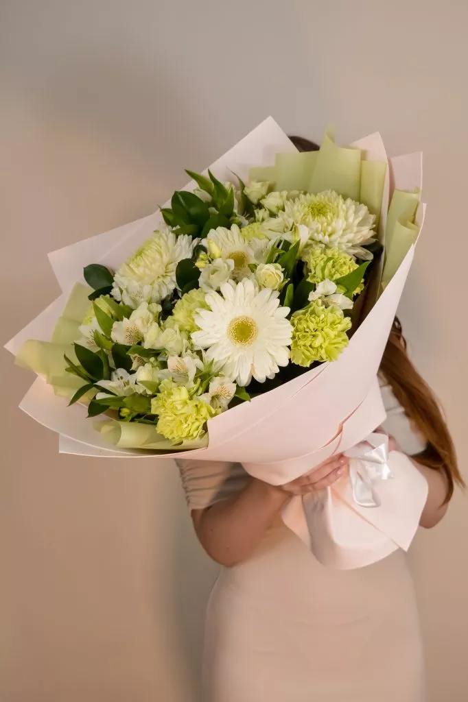 Букет гербера, хризантема одноголовая, кустовая хризантема, альстромерия, гвоздика, рускус