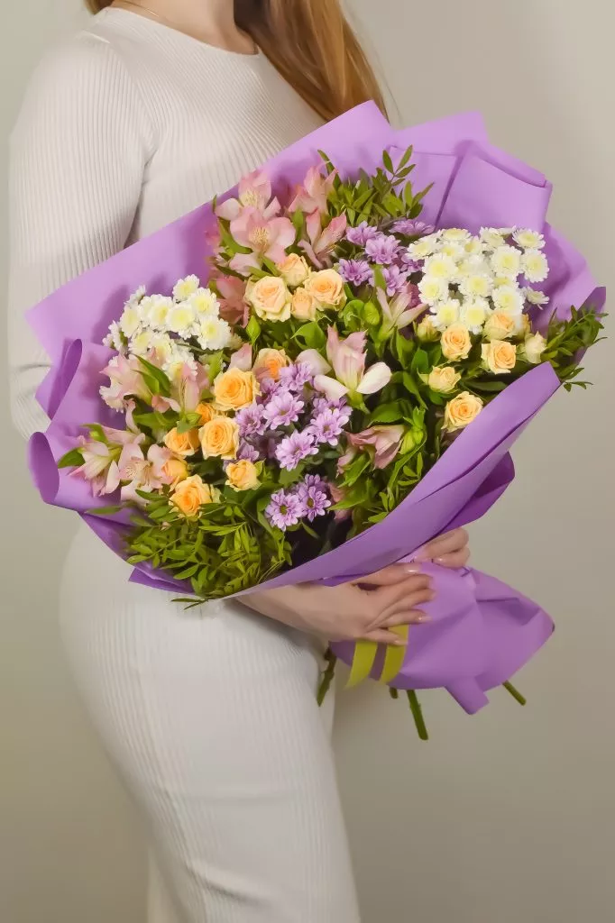 хризантема сантини, кустовая роза кремовая, кустовая роза сталион, фисташка, альстромерия розовая. Яркий букет в фиолетовой упаковке