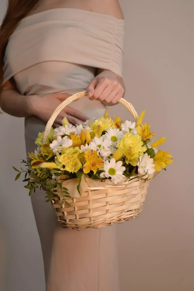 Корзина с гвоздикой, лагурусом, хризантемой кустовой, альстромерией, фисташкой