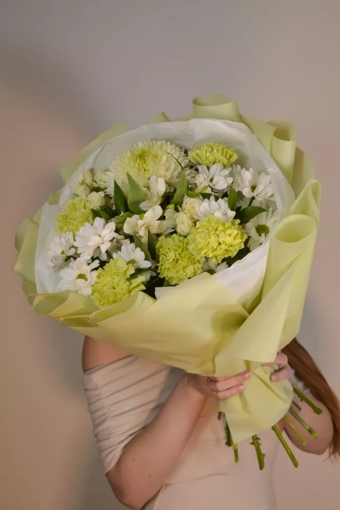 Букет с одноголовой и кустовой хризантемой, гвоздикой, розой кустовой, альстромерией и рускусом