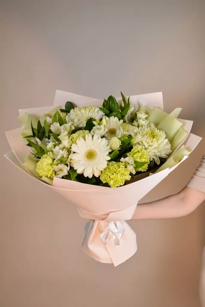 Букет гербера, хризантема одноголовая, кустовая хризантема, альстромерия, гвоздика, рускус