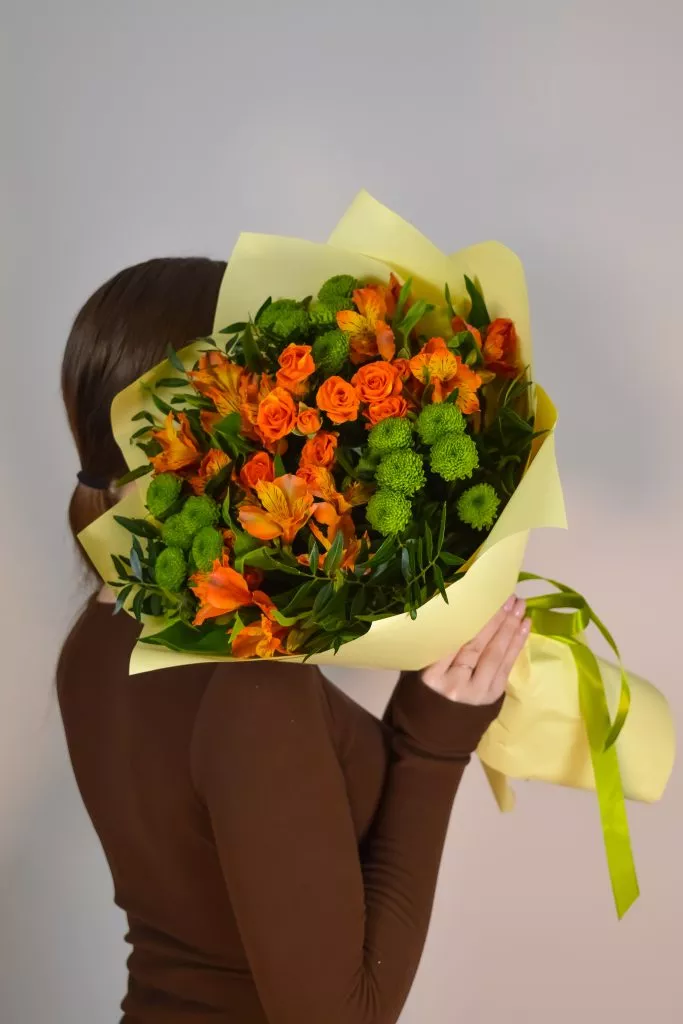 Букет с хризантемой сантини, кустовой розой, альстромерией и фисташкой