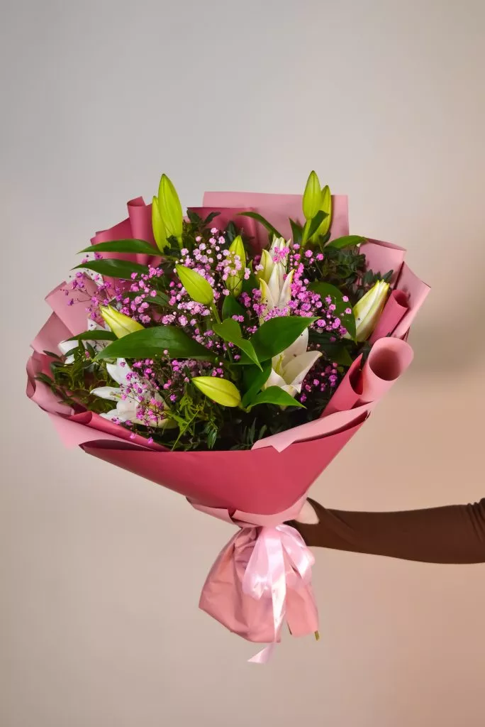 Букет с лилий и гипсофилой