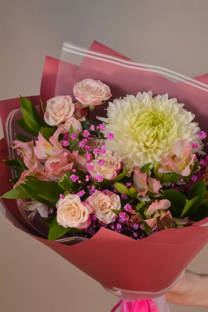 Букет с хризантемой одноголовой, альстромерией, кустовой розой, гипсофилой