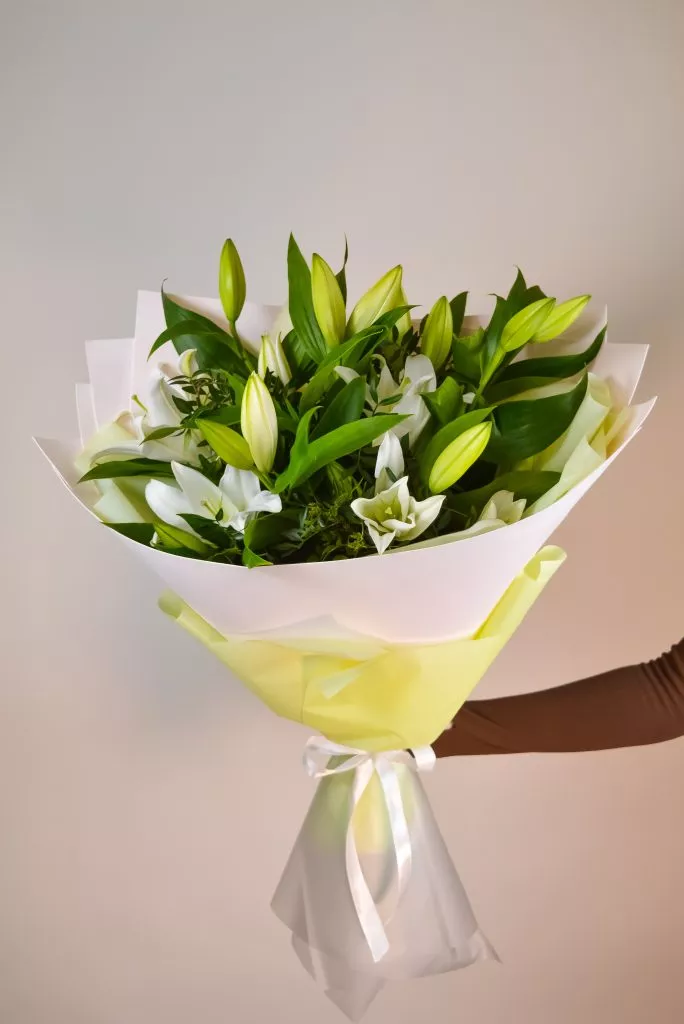 Букет с лилиями и фисташками