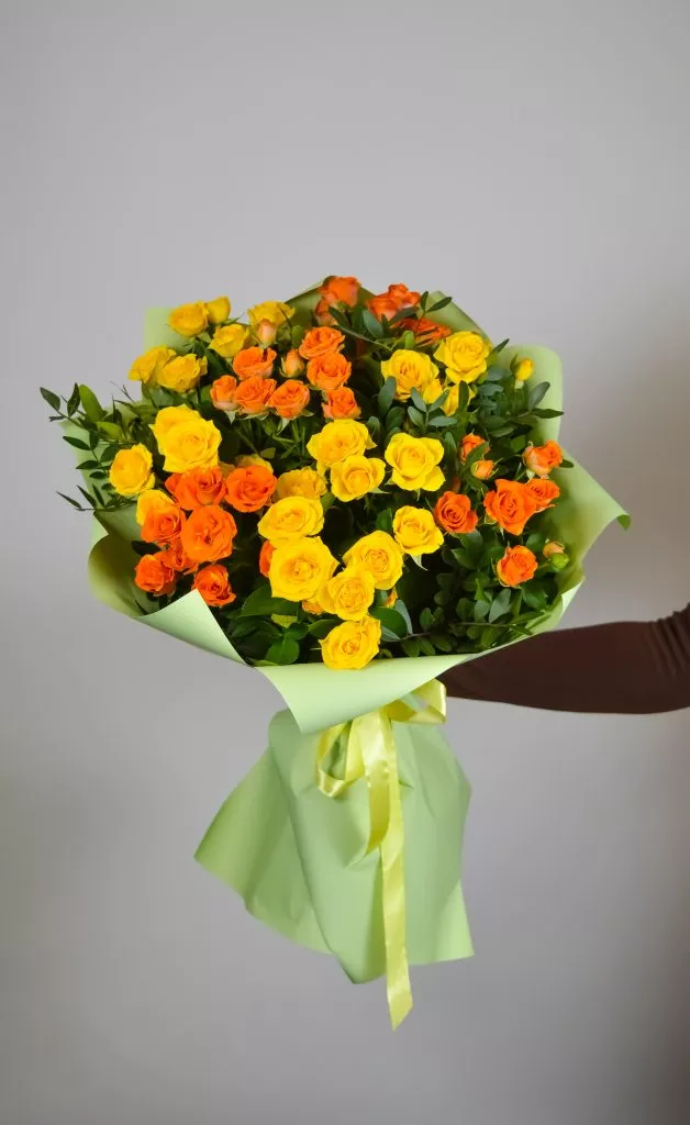 Букет из кустовых роз и фисташек