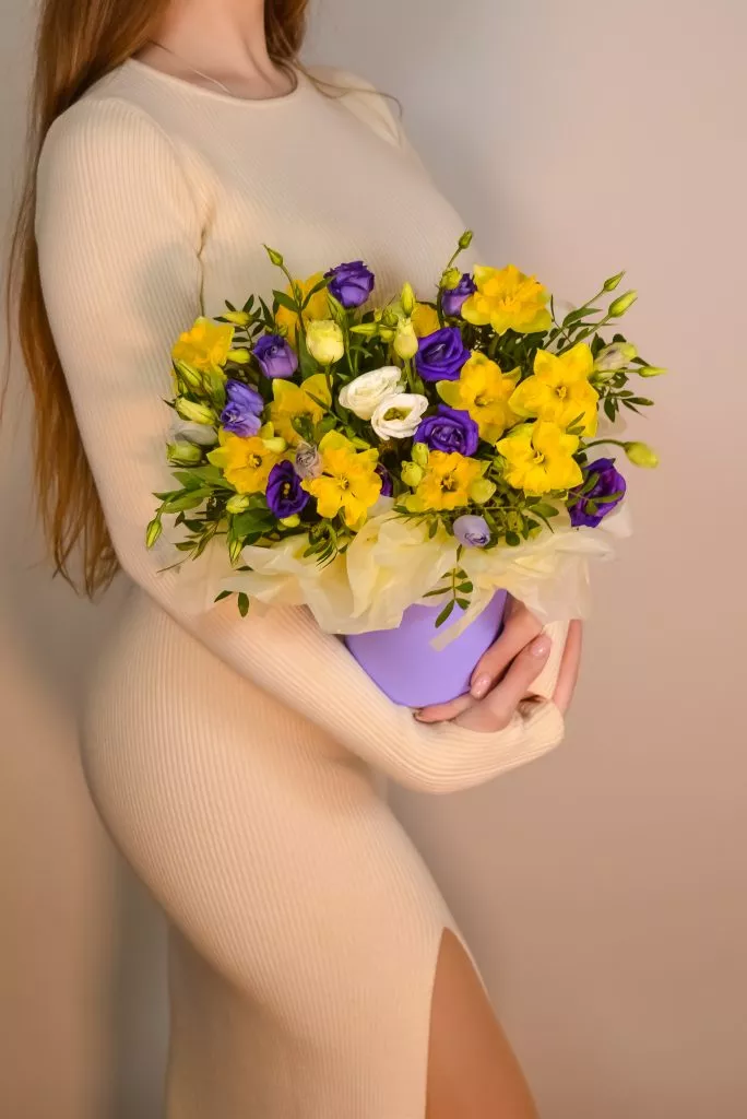 Композиция в шляпной коробке с эустомой, нарциссом и фисташкой