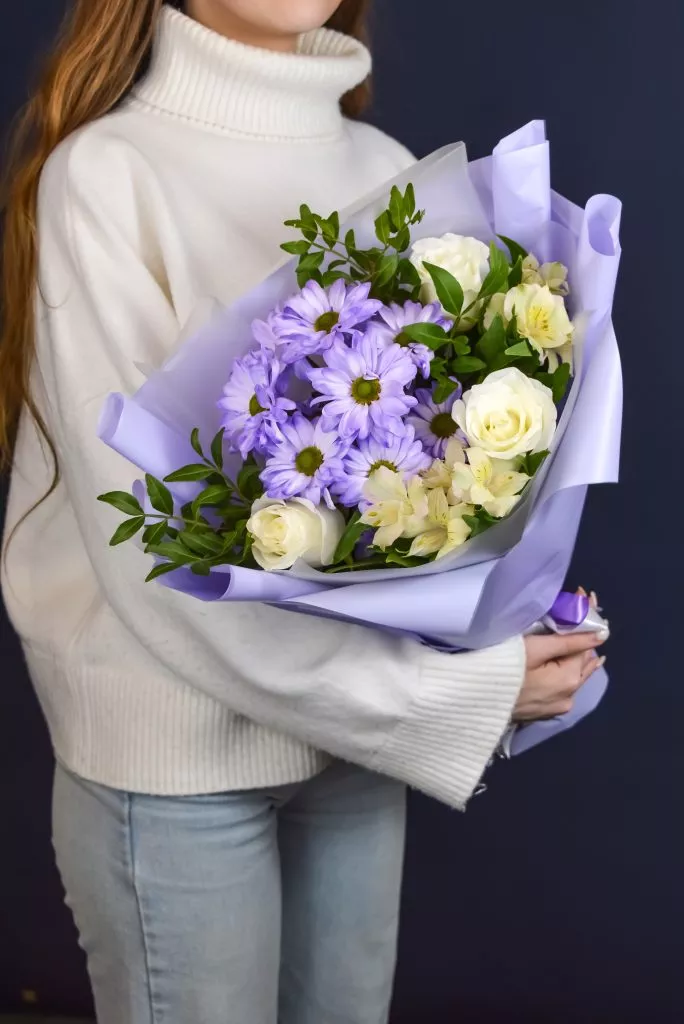 Букет с розами, альстромериями и хризантемой в сиреневых оттенках