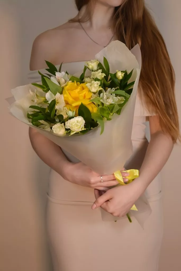 Букет французская роза, альстр, куст роза, рускус