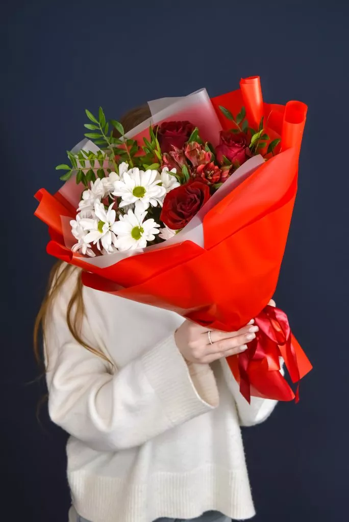 Яркий букет с розами, альстромерией и хризантемой в красных оттенках