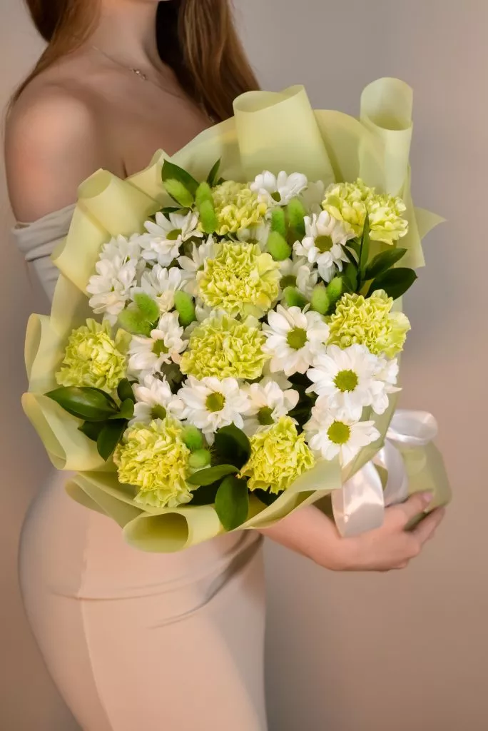 Букет с гвоздикой, кустовой хризантемой, лагурусом и рускусом