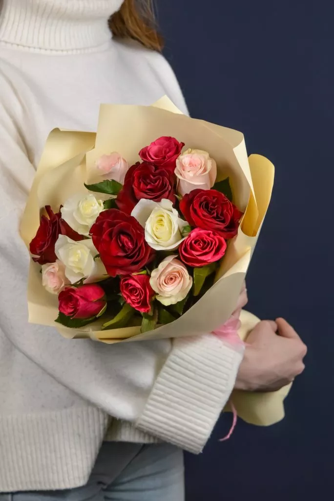 15 роз микс Кения 40 см в упаковке