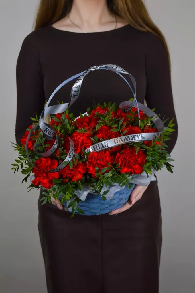 Корзина с гвоздиками