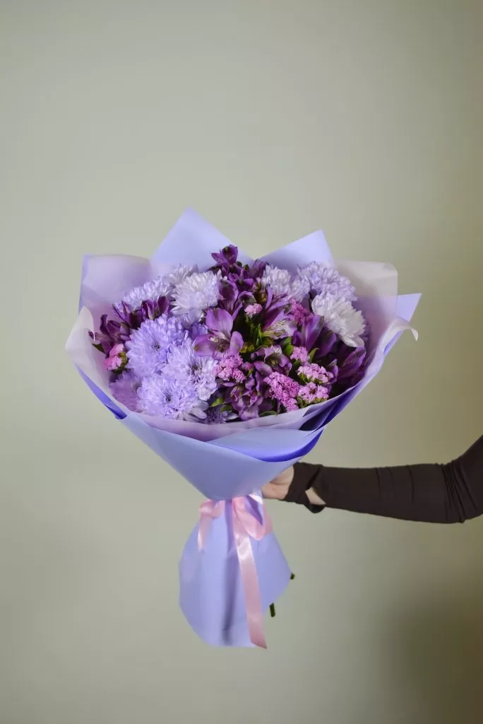 Букет со статицей, кустовыми хризантемами и альстромериями