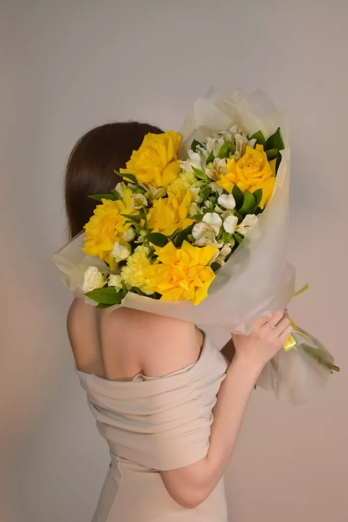 Букет с французской розой, альстромериями, кустовой розой, рускусом