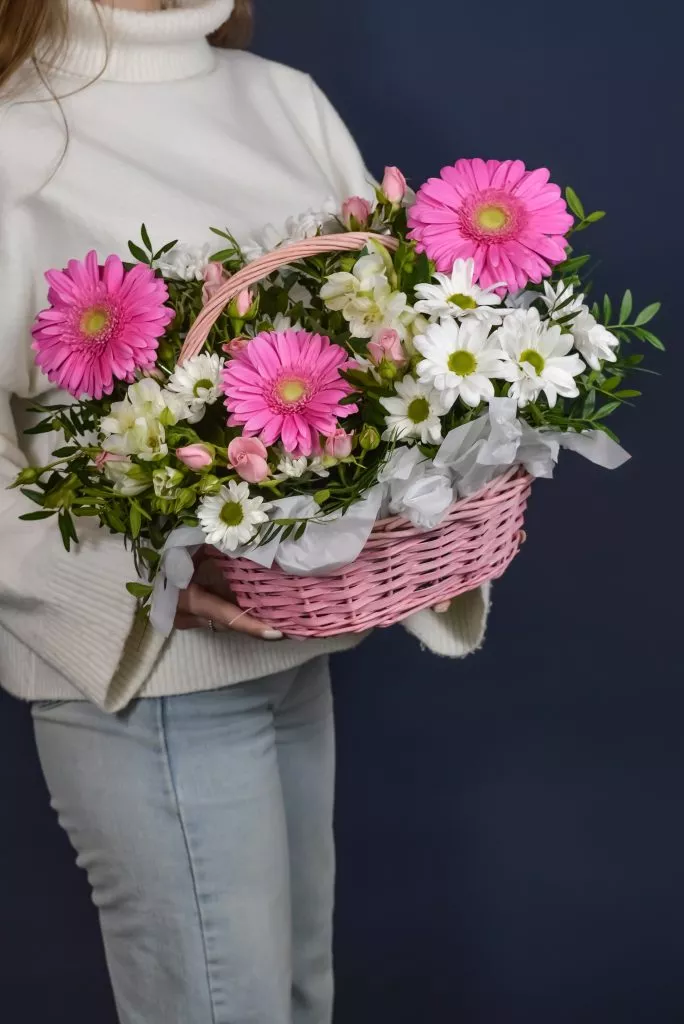Корзина с кустовой хризантемой и розой, альстромериями, герберой и фисташкой