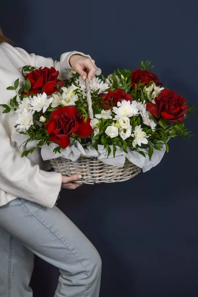 Композиция в корзине в красных оттенках L