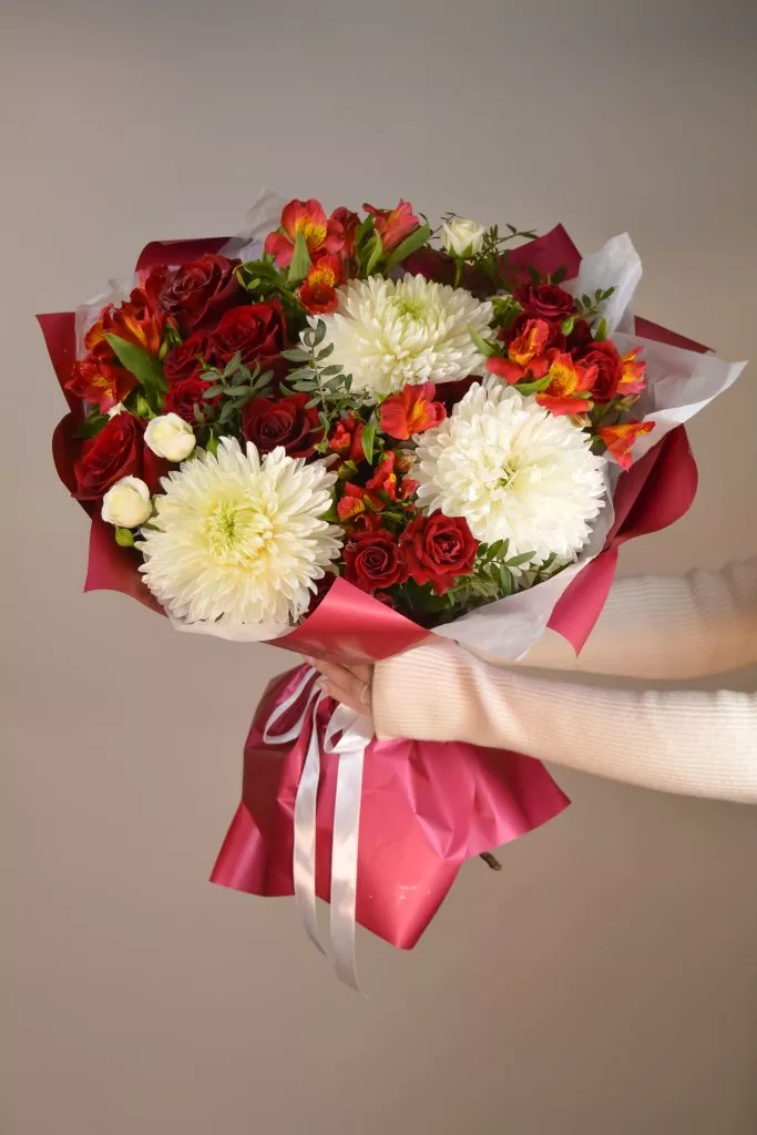 красный букет 3 хризантемы одноголовые, альстромерия красная 3, красная роза