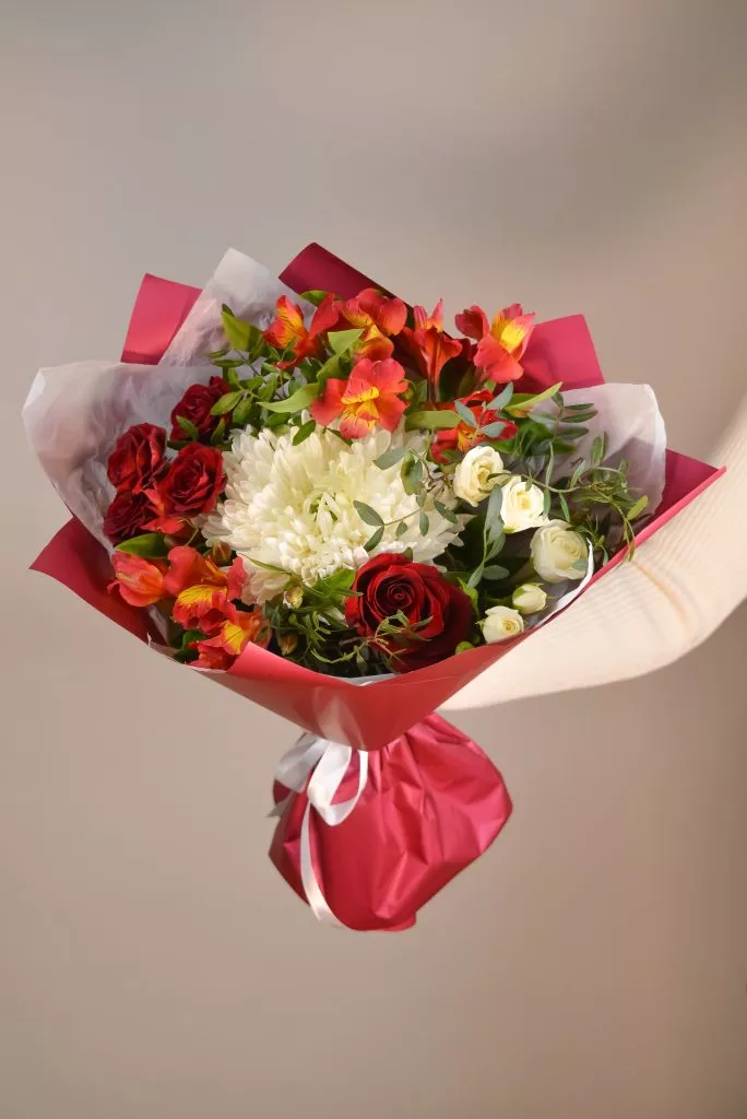 красный букет с альстромерией красной, белой готензией, красными розами и фисташка