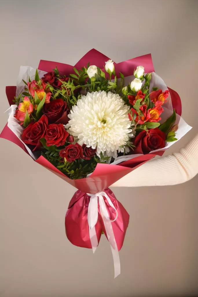красный букет с одноголовой хризантемой с альстромерией и розами