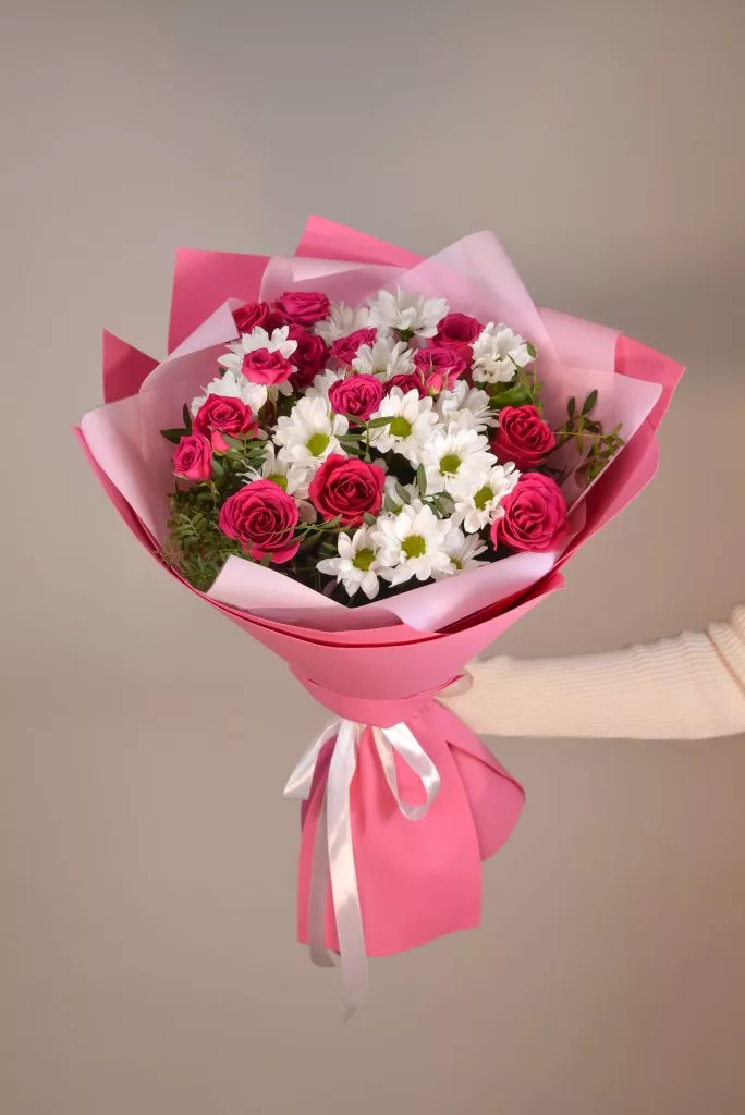 букет ярко-розовый с хризантемами белыми и ярко-розовыми розами