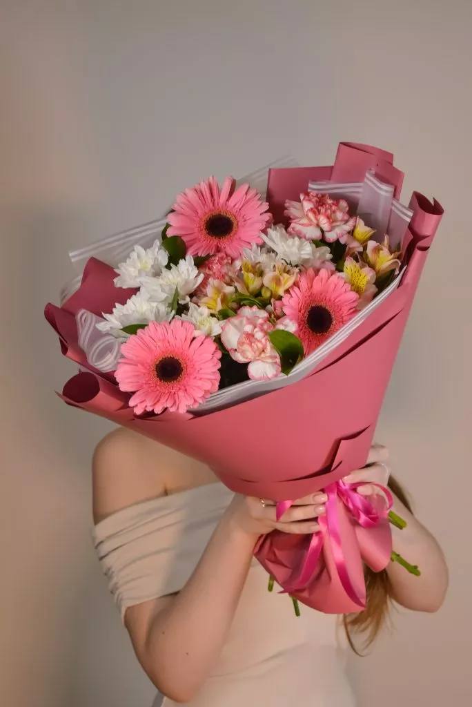 Букет с герберой, гвоздикой, кустовой хризантемой, альстромериями, рускусом