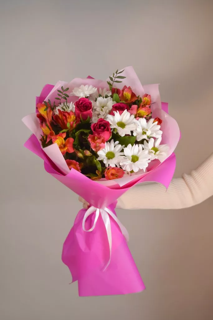 средний букет из хризантем роз и альстромерии