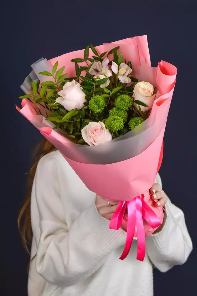 Букет с розами, альстромерией и хризантемой в розовых оттенках