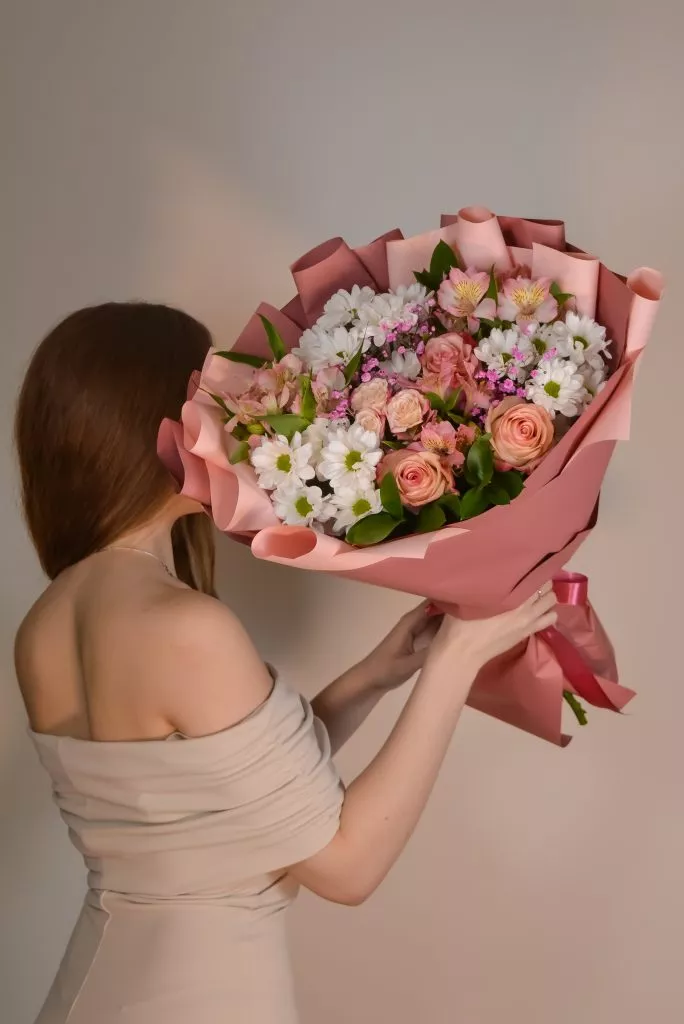 Букет с розой эквадор, кустовой розой, альстромериями, хризантемой кустовой и гипсофилой