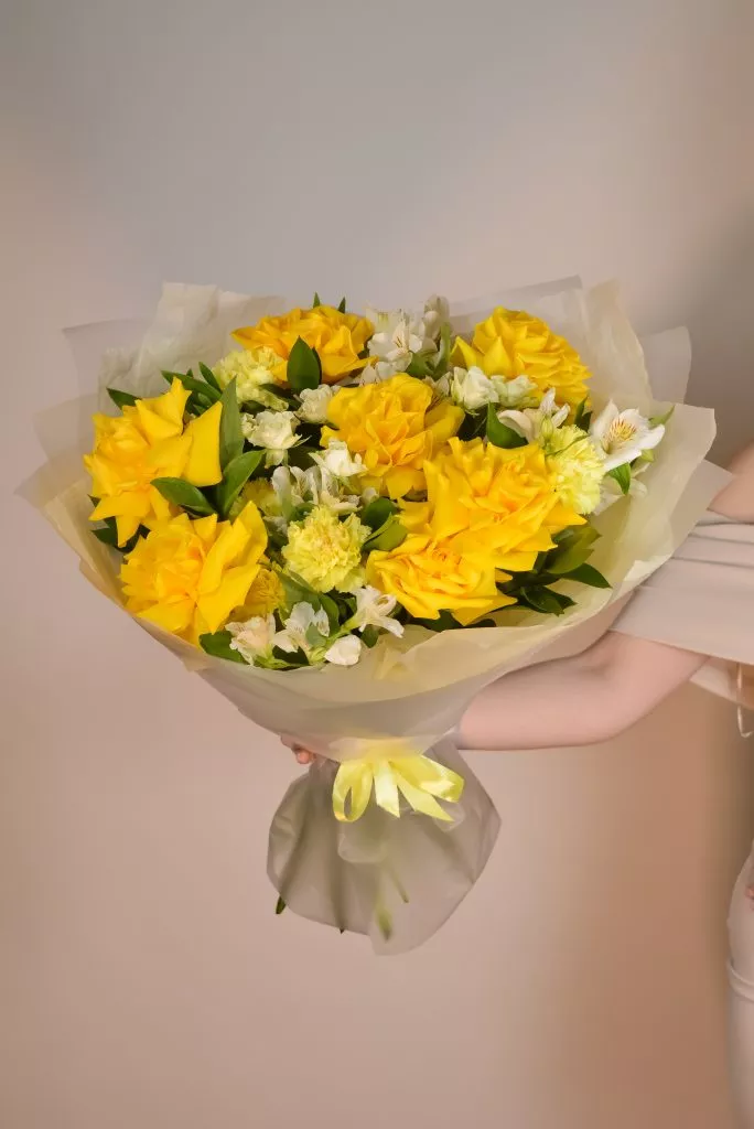 Букет с французской розой, альстромериями, кустовой розой, гвоздикой и рускусом