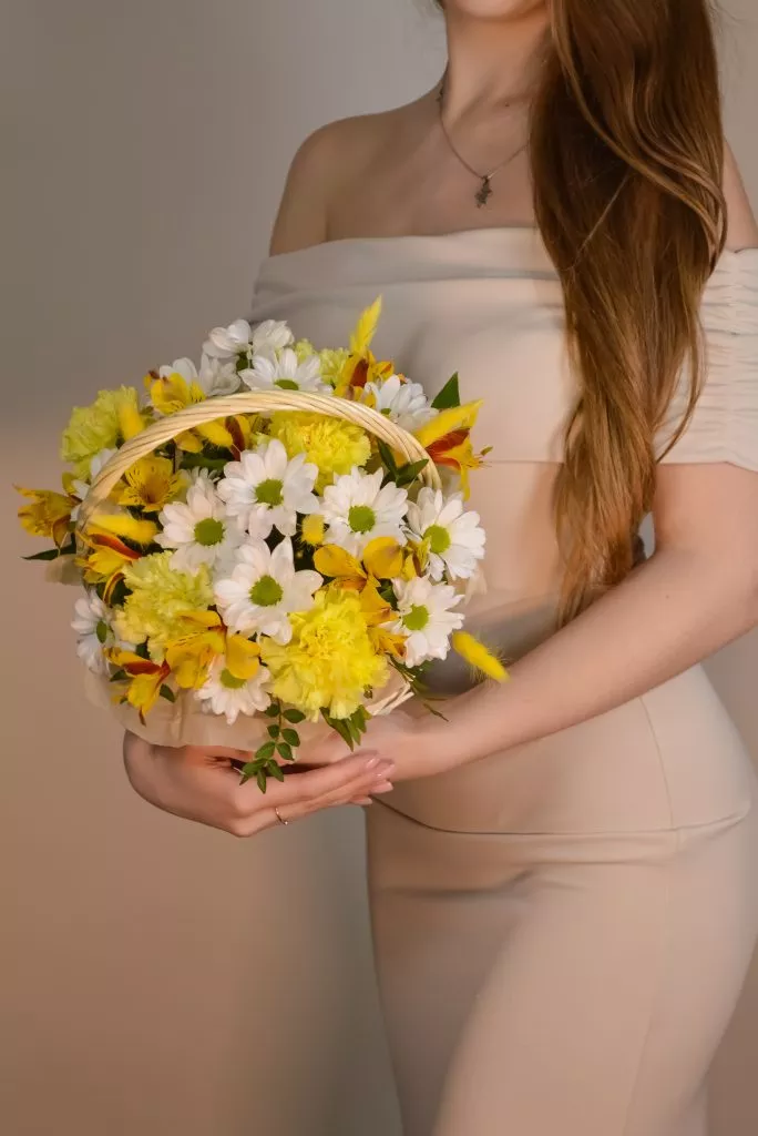 Корзина средняя с гвоздикой, лагурусом, хризантемой кустовой, альстромерией, фисташкой