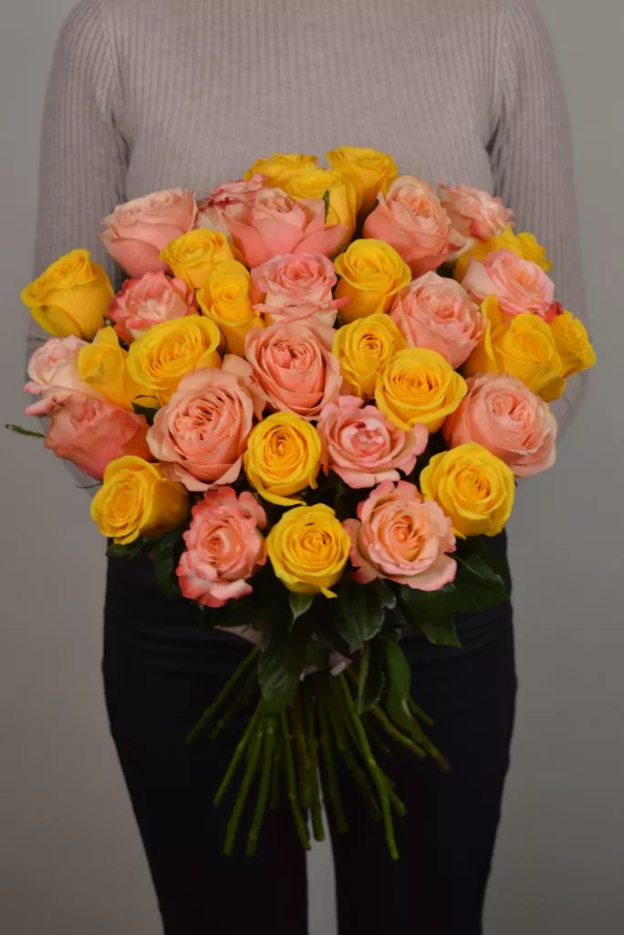 Микс розово-жёлтых роз Эквадор 35 шт