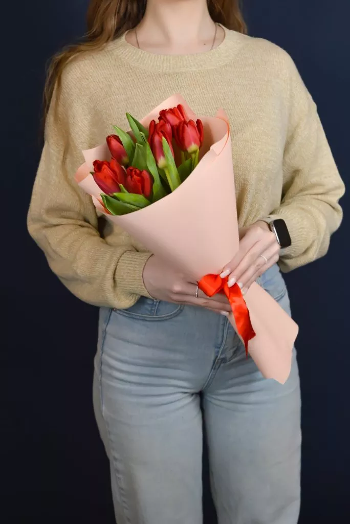 7 красных тюльпанов в упаковке