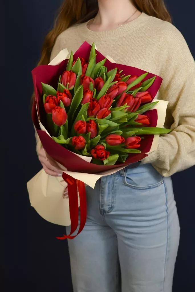 25 красных тюльпанов