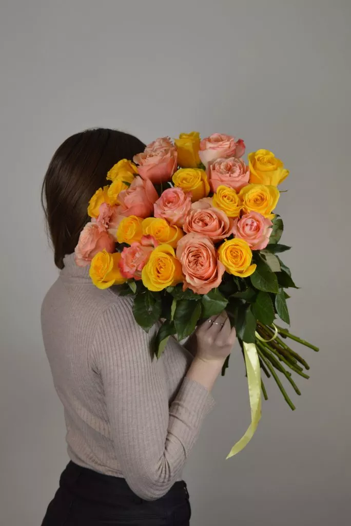 25 роз розово-желтых