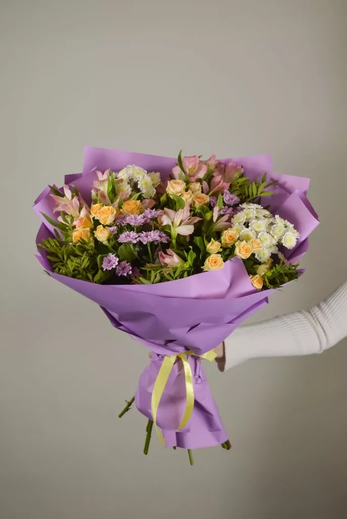 хризантема сантини, кустовая роза кремовая, кустовая роза сталион, фисташка, альстромерия розовая. Яркий букет в фиолетовой упаковке