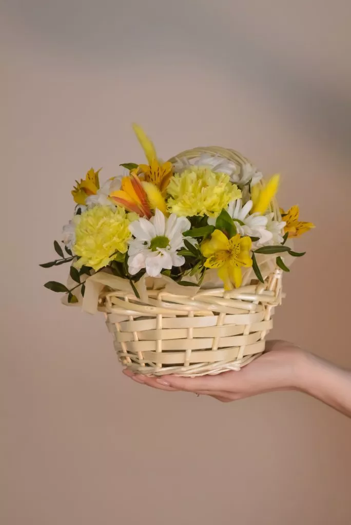 Корзина маленькая с гвоздикой, лагурусом, хризантемой кустовой, альстромерией и фисташкой