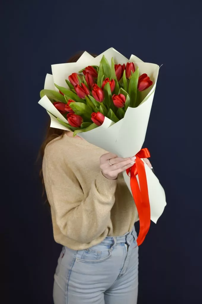 15 красных тюльпанов