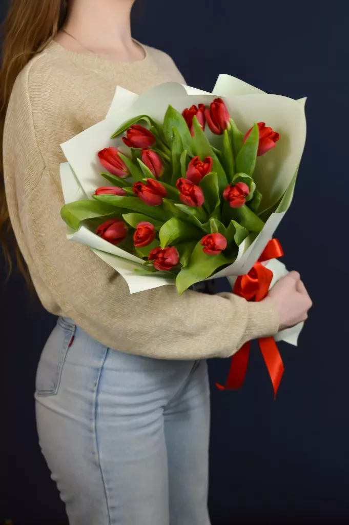 15 красных тюльпанов