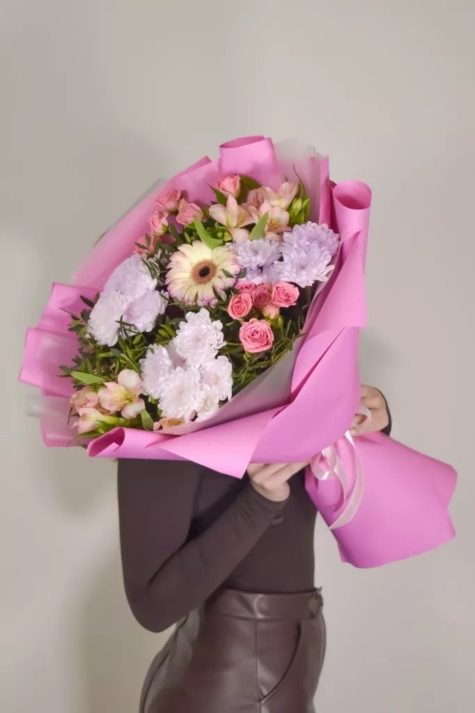 букет хризантемы, гербера, кустовые розы, альстромерия