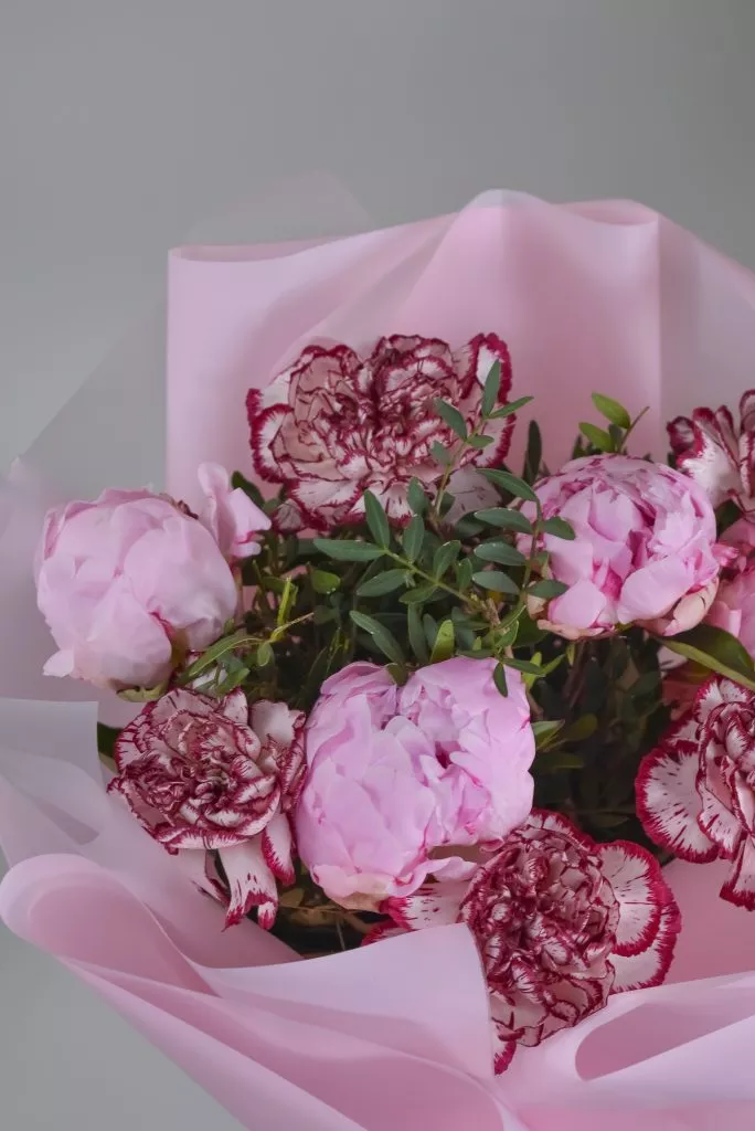 пионы и гвоздики