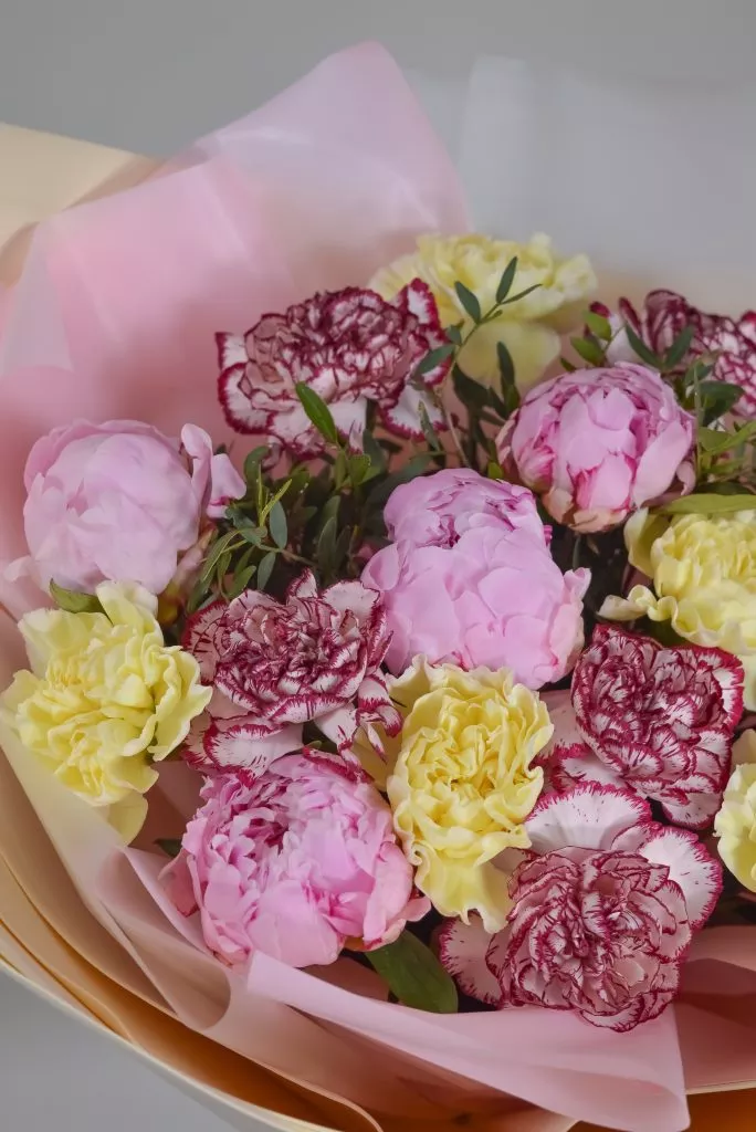 пионы розовые и гвоздики желтые, гвоздики бело-розовые
