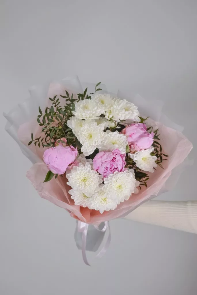 розовые пионы 3 шт, 2 белые кустовых хризантемы