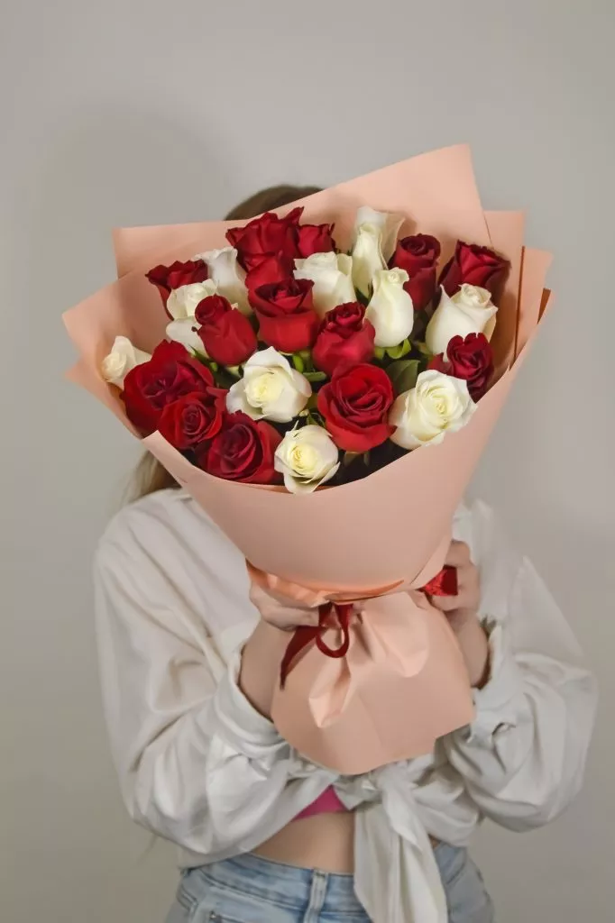 25 белых и красных роз