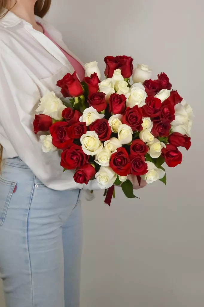 51 белых и красных роз