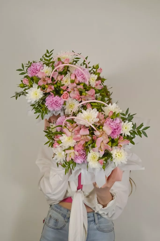 сумочка розовая, гвоздика розовая, хризантема кустовая, альстромерия, фисташка