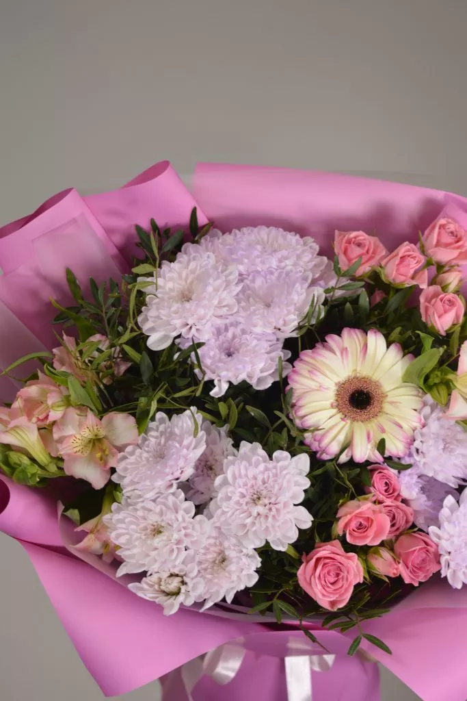 букет хризантемы, гербера, кустовые розы, альстромерия